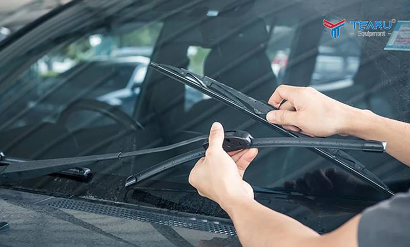 Thay mới cần gạt mưa khi xuất hiện hư hỏng