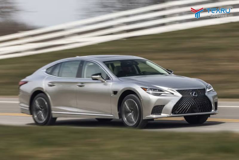 Lexus LS được trang bị cửa kính nhiều lớp, thảm cách âm dày và hệ thống treo êm ái