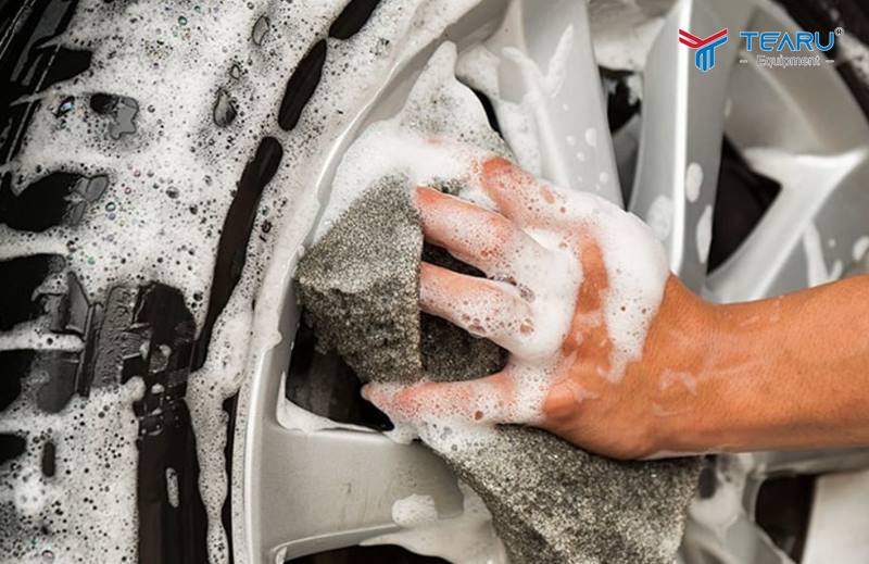 Rửa sạch chất tẩy rửa và lau khô vành thật kỹ.