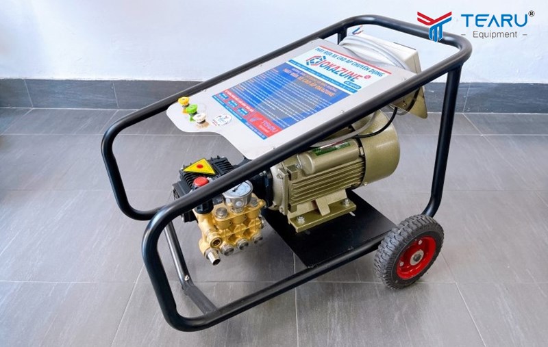 Có thể sử dụng máy rửa xe cao áp hoặc máy rửa xe gia đình tuỳ vào nhu cầu 