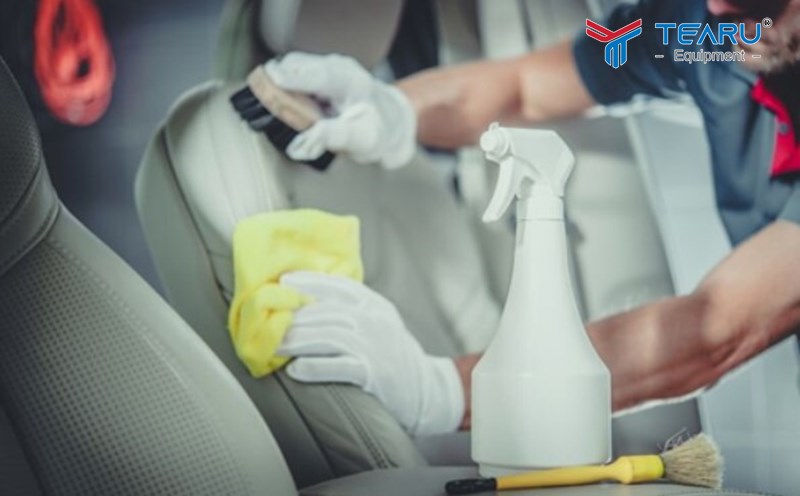 Vệ sinh ghế da định kỳ bằng dung dịch chuyên dụng 