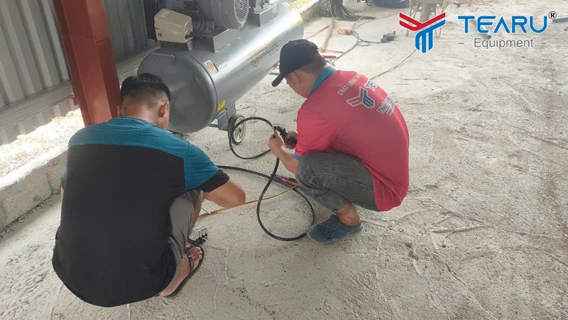 Kỹ thuật đang hỗ trợ hướng dẫn sử dụng máy cho khách 
