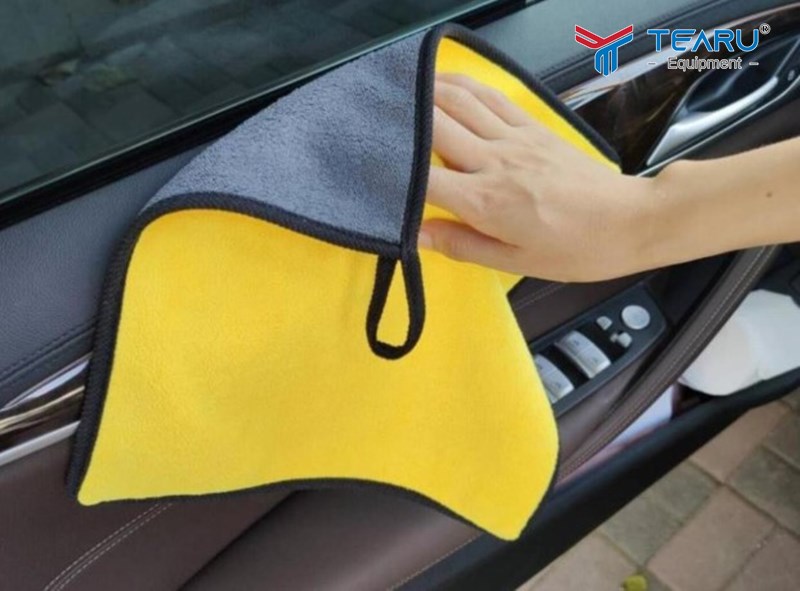 Nên sử dụng khăn lau nội thất ô tô để bảo vệ bề mặt nội thât 