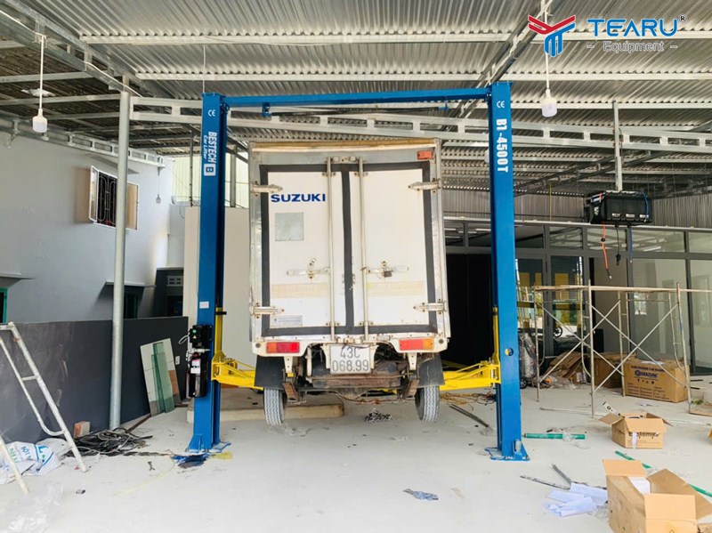Cầu nâng 2 trụ giúp nâng xe trong quá trình sửa chữa 