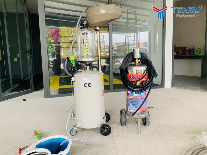 Bình phun bọt tuyết Okazune và máy hút nhớt 