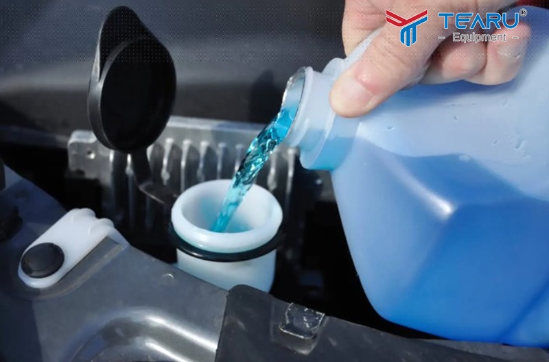 Cách pha nước rửa kính ô tô tại nhà đơn giản 