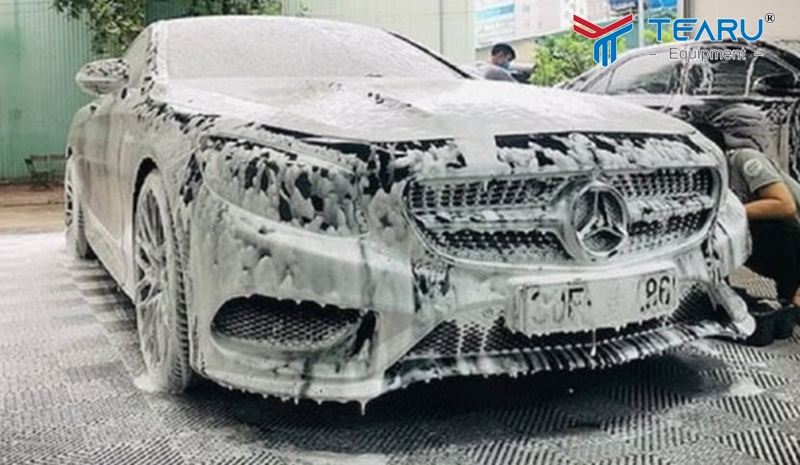 Tiến hành rửa xe bằng dung dịch chuyên dụng 