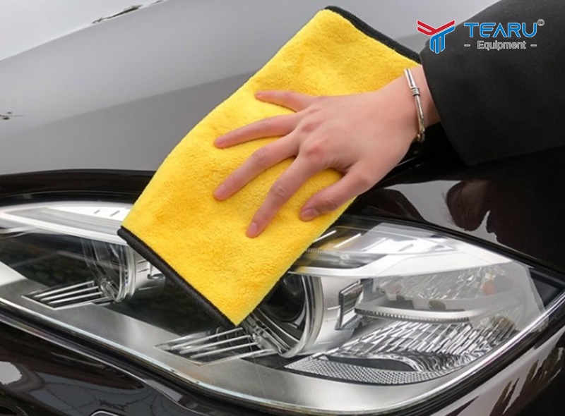 Lau lại bằng khăn lau xe chuyên dụng 