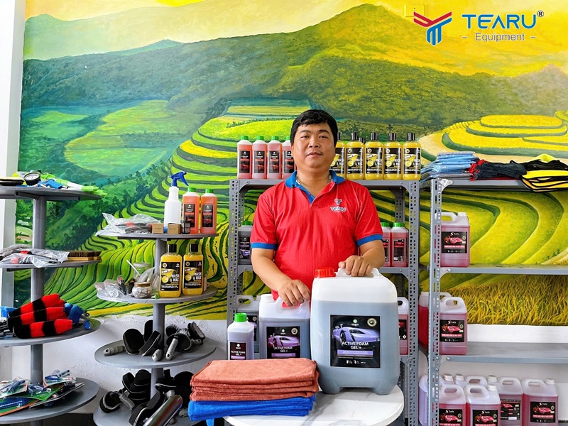 Ưu tiên dung dịch và khăn lau xe chuyên dụng tránh trầy xước sơn