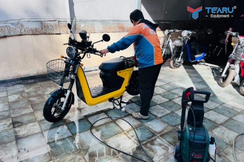Không rửa xe ngay sau khi đi về 