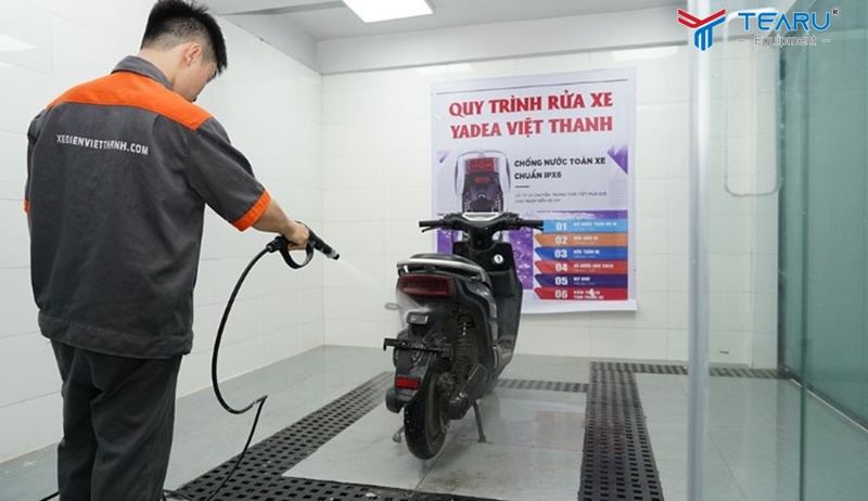 Làm ướt và xịt bụi sơ bộ 