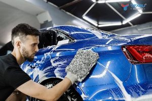 Vệ sinh bằng găng tay, khăn lau chuyên dụng