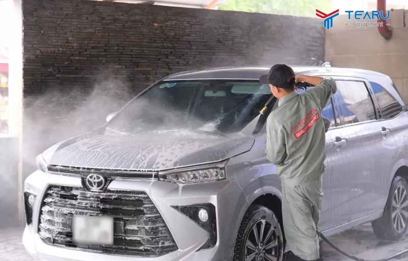 Phun dung dịch lên toàn bộ xe 