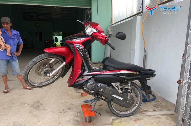 Thị trường có khá nhiều loại bàn nâng xe máy 
