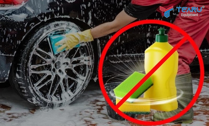 Không nên sử dụng xà phòng, nước rửa chén để rửa xe