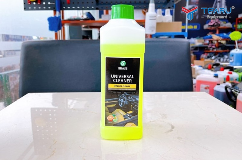 Ngoài ra còn một số dung dịch chuyên dụng để vệ sinh nội thất, khoang máy...