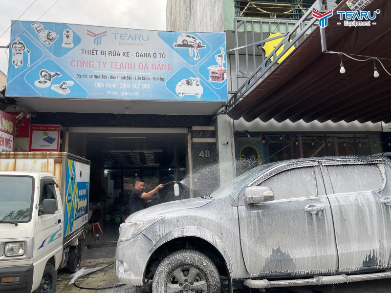 Dùng nước rửa xe điện chuyên dụng giúp vệ sinh sạch và an toàn