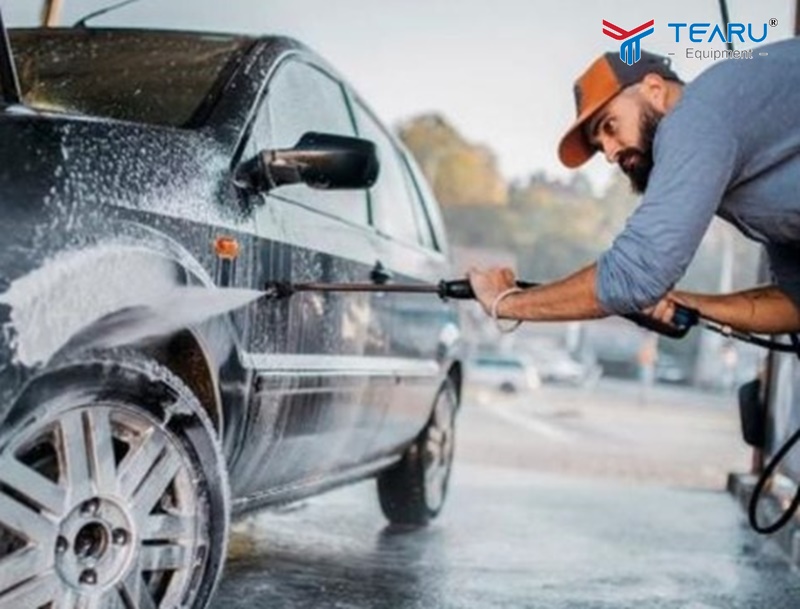 Rửa xe lại bằng nước sạch 
