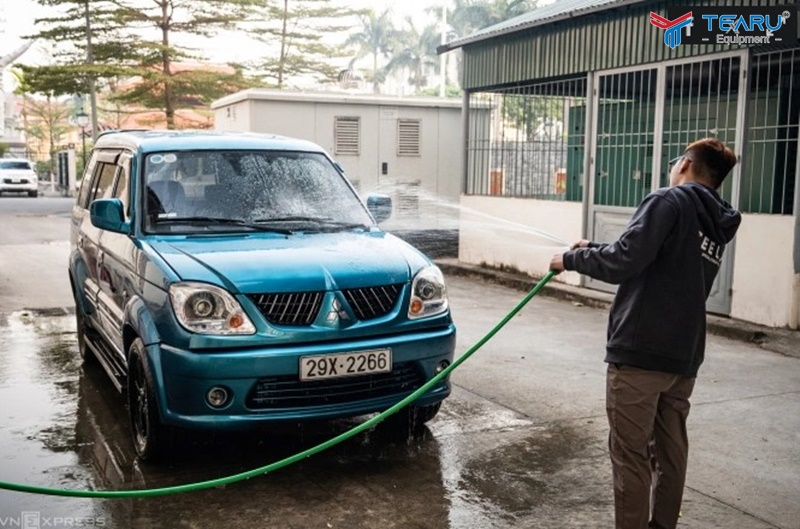 Xịt sơ xe qua bằng nước sạch 