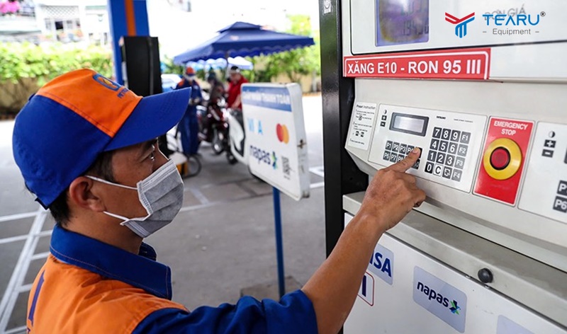 Quan sát kỹ trụ bơm và biển hiệu 