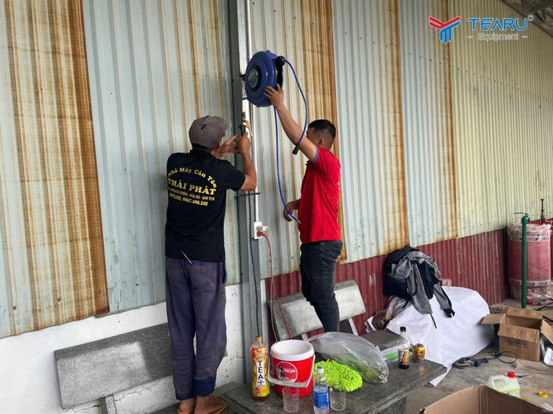 Kỹ thuật đang lắp cuộn dây hơi tự thu cho khách 