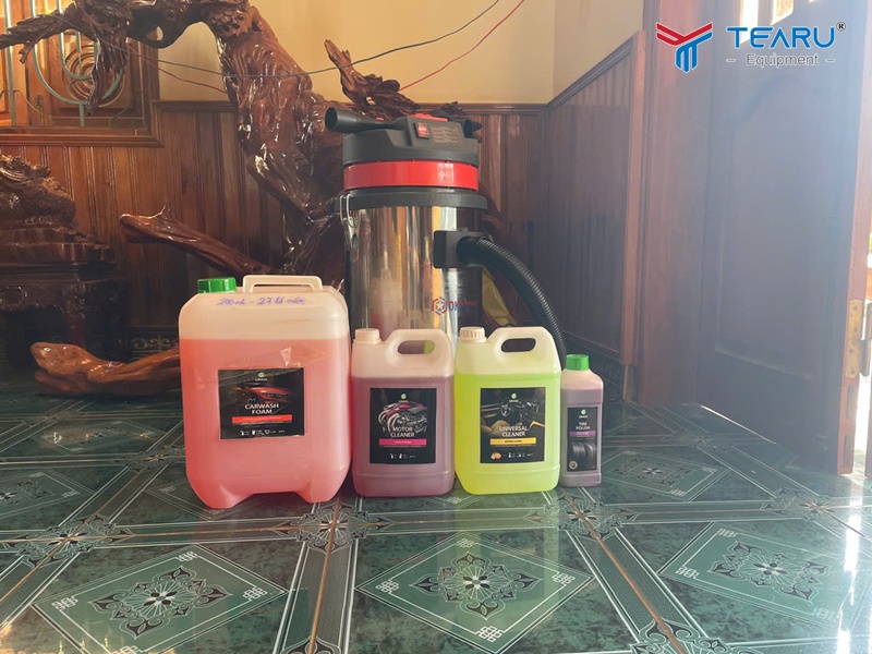 Máy hút bụi và một số dung dịch do Tearu cung cấp 