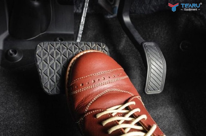 Cảm giác bàn đạp nặng hoặc rung 