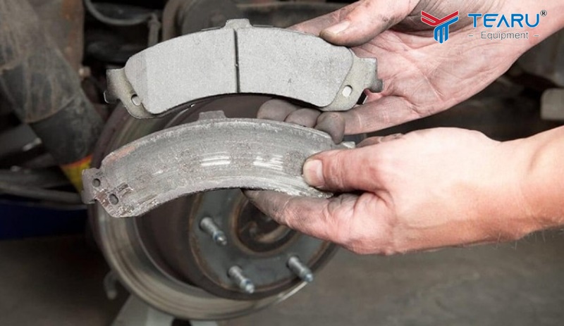 Có một số dấu hiệu dễ nhận biết má phanh ô tô bị mòn 