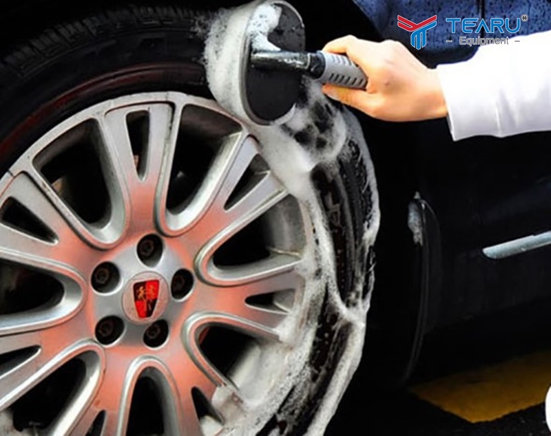 Vì sao lốp xe ô tô cần được vệ sinh thường xuyên?