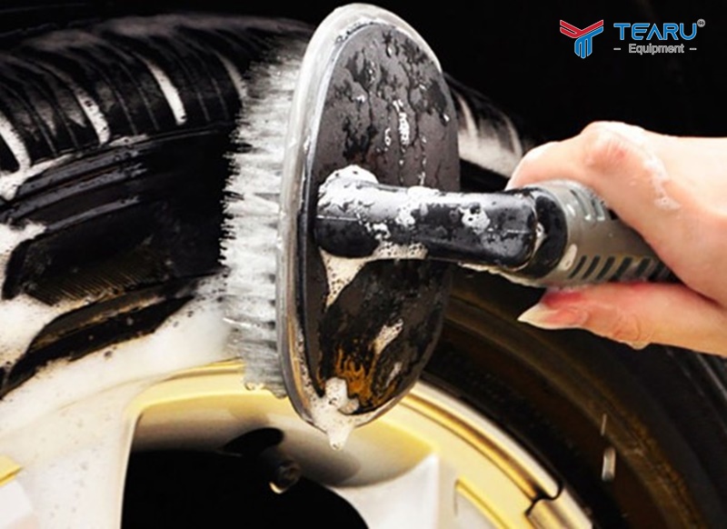 Vệ sinh xe và chọn bề mặt đỗ xe an toàn