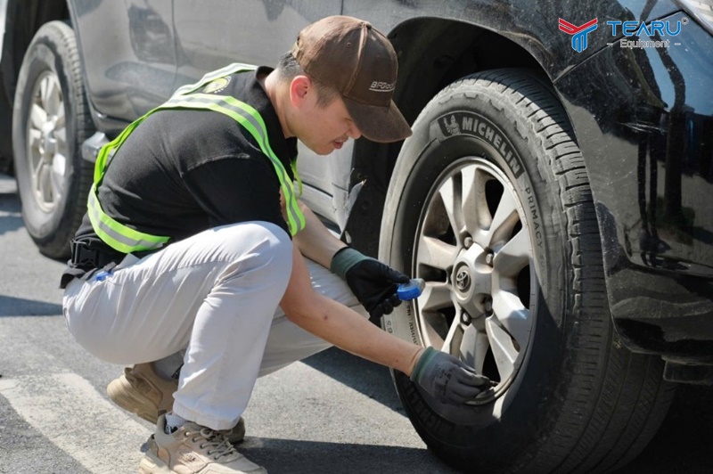 Xe để lâu khiến một phần bề mặt lốp chịu tải trọng lớn