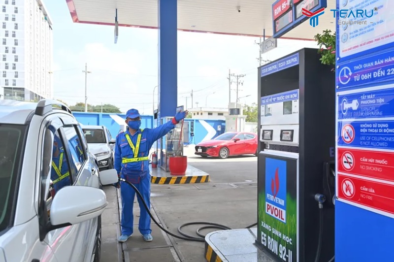 Đổ xăng ở cây xăng uy tín 