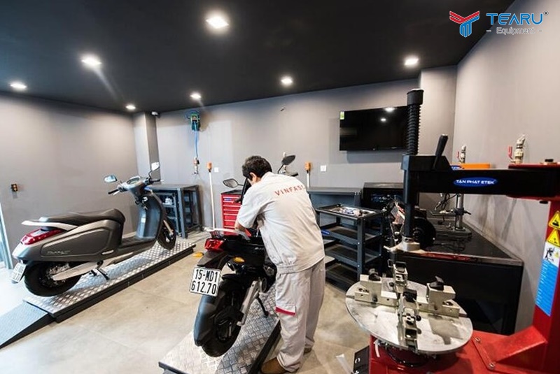 Không nên vừa sạc vừa sử dụng xe 