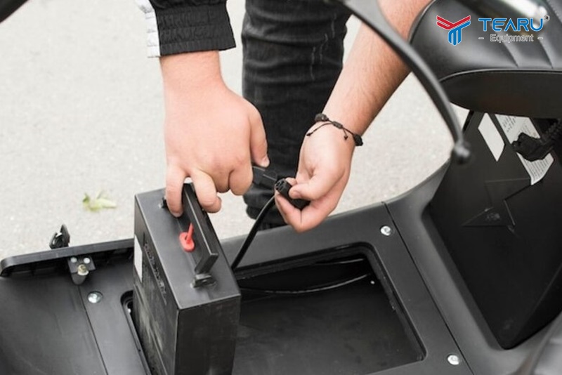 Xe dùng ắc quy chì thời gian sạc đầy tầm 6 – 8 giờ