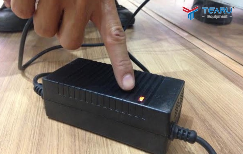 Làm sao để biết xe máy điện đã sạc đầy?