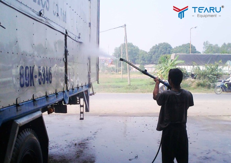 Lịch bảo dưỡng định kỳ xe tải đúng chuẩn (update mới nhất) 7 Rửa xe định kỳ bằng dung dịch chuyên dụng
