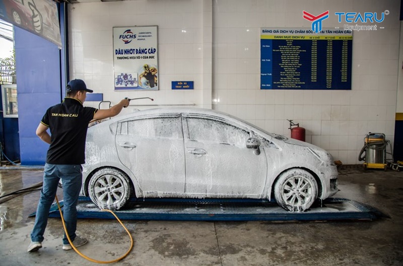Phun dung dịch rửa xe chuyên dụng 