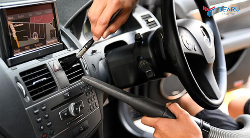 Làm sạch sơ bộ bề mặt taplo