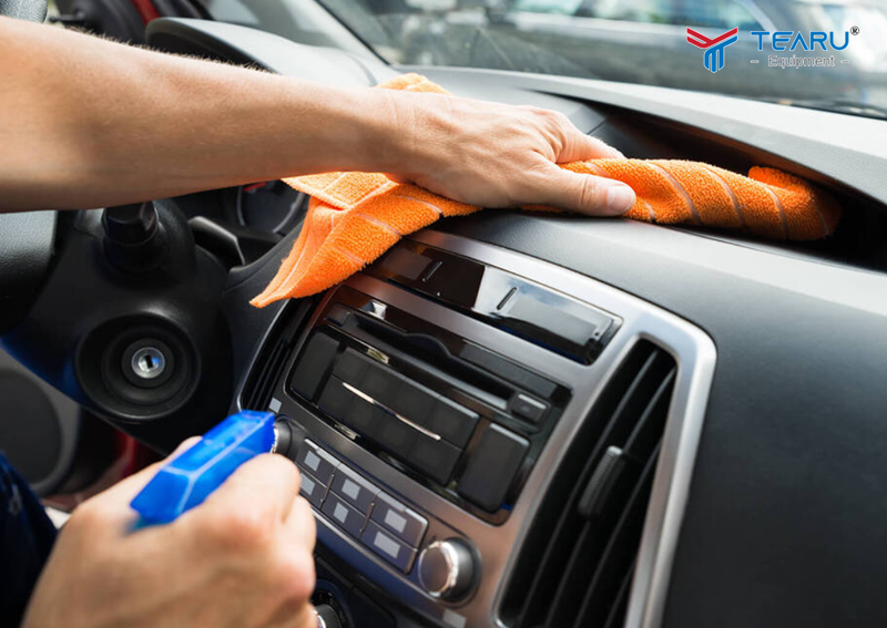 Sau khi bề mặt đã sạch và khô, tiến hành bước quan trọng nhất, dưỡng bóng bảo vệ taplo.