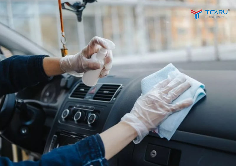 Vệ sinh taplo bằng dung dịch chuyên dụng 