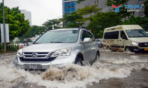 Lùi xe qua vùng ngập nước có chống được 'thuỷ kích'?