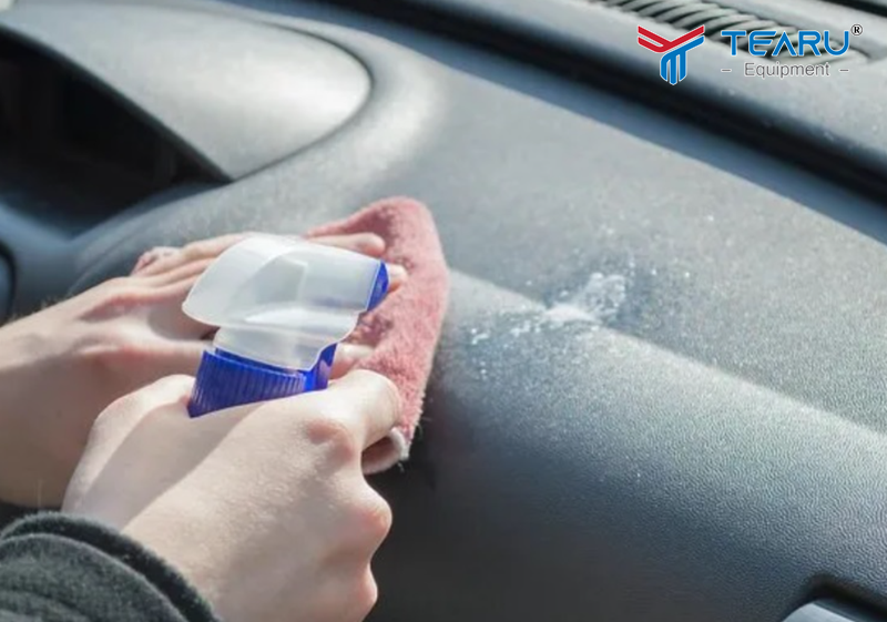 Tránh phun dung dịch trực tiếp lên taplo 