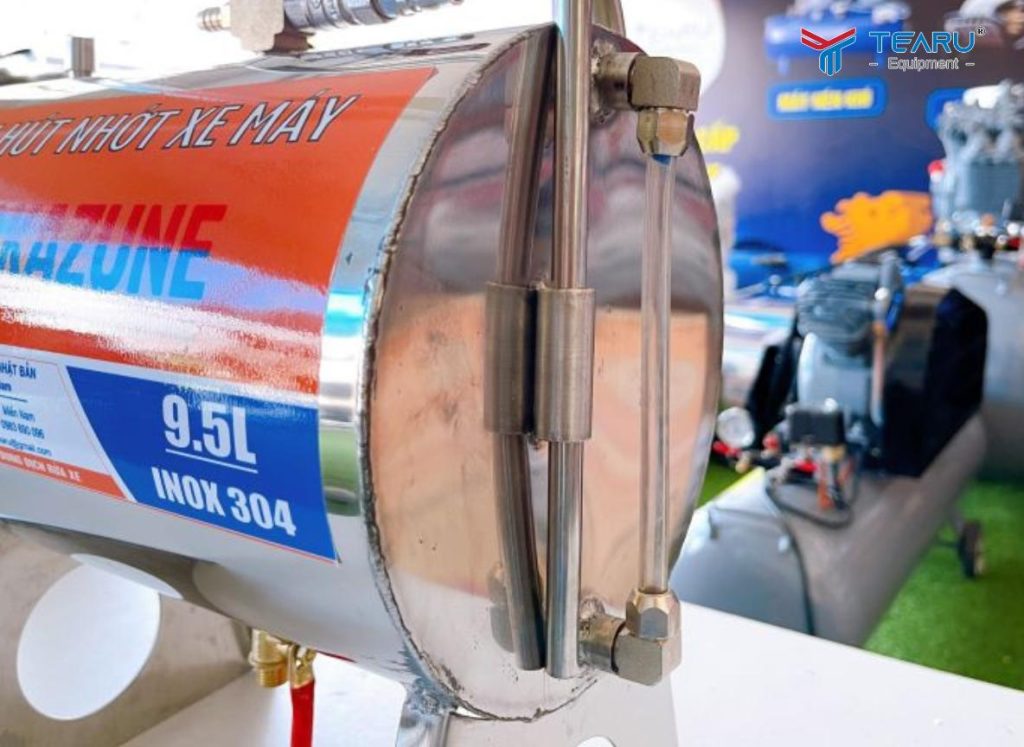 Bình hút nhớt xe máy Okazune 9.5 lít là sự lựa chọn hàng đầu của anh em gara