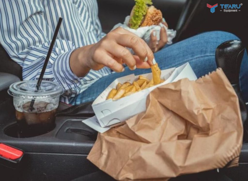 hạn chế mang đồ ăn có mùi trên xe 