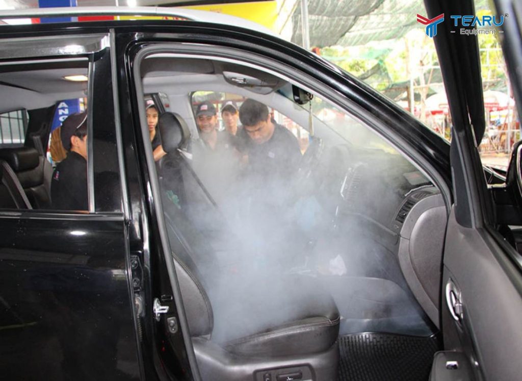 Cách khử mùi hôi trên xe ô tô bằng nguyên liệu tự nhiên (Mẹo hay) 5 Cách khử mùi hôi trên xe ô tô - Sử dụng máy xông khử mùi, duyệt khuẩn trên xe ô tô