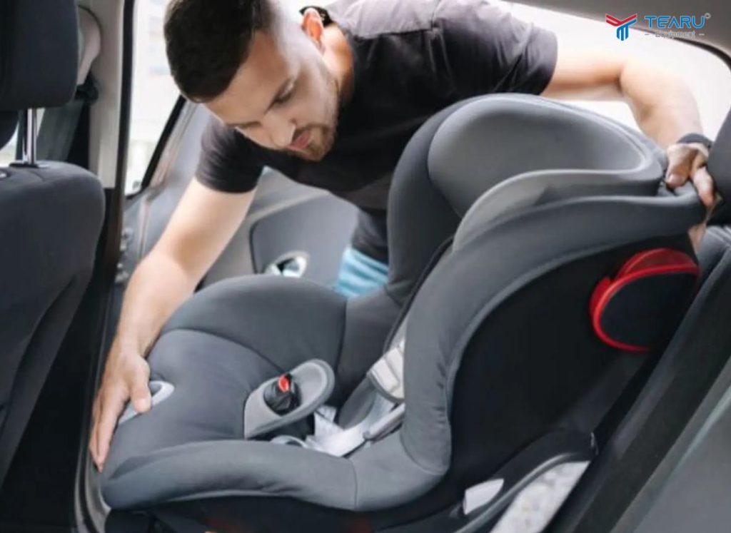 Lắp ghế vào hàng ghế sau của xe ô tô