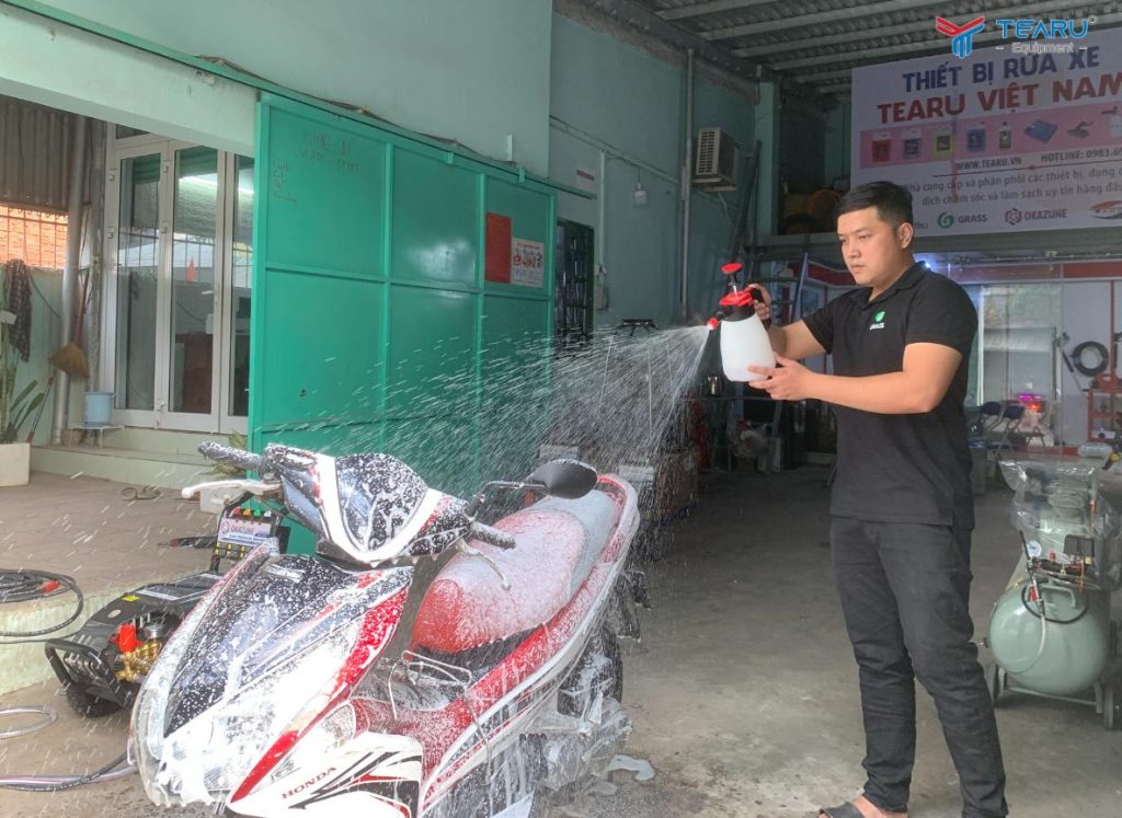 Rửa Xe Tại Nhà Nhanh Chóng Với Bình Xịt Bọt Tuyết Cầm Tay Tại Đà Nẵng 3 Bình xịt bọt tuyết chỉ cần pha dung dịch rửa xe vào bình rồi sử dụng