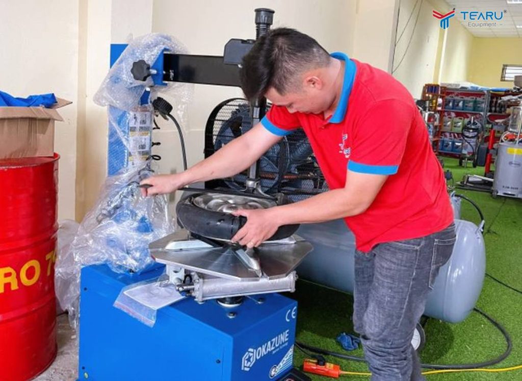 Do bụi bẩn, cặn dầu bám lâu ngày là 1 trong những nguyên nhân làm máy ra vào lốp bị kẹt tay gạt