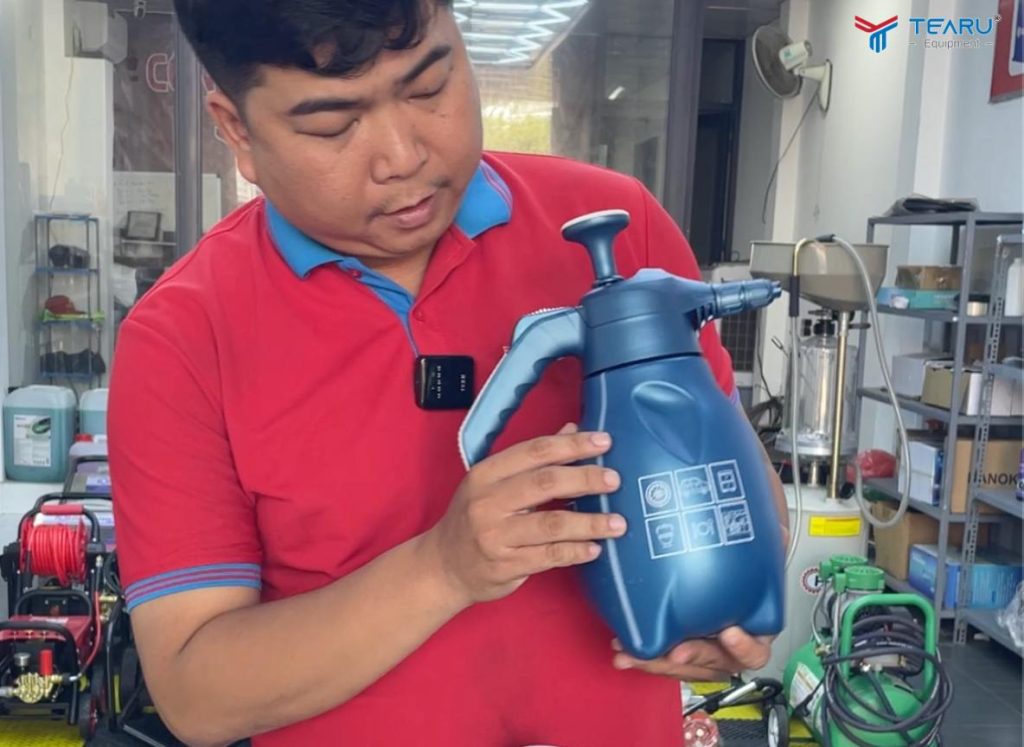 Rửa Xe Tại Nhà Nhanh Chóng Với Bình Xịt Bọt Tuyết Cầm Tay Tại Đà Nẵng 2 Bình xịt bọt tuyết cầm tay dễ dàng sử dụng không cần thiết bị hỗ trợ