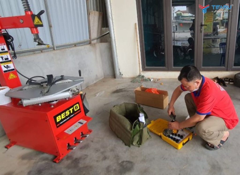 Dùng mỡ bò hoặc dầu bôi trơn chuyên dụng cho máy móc.